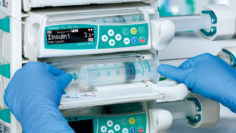 OPS-Spritze wird in den Perfusionsgerät eingeführt