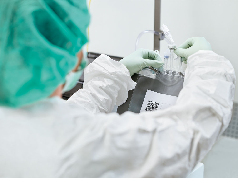 Gesundheitspersonal bereitet Medikamente an einem Compoundiergerät vor