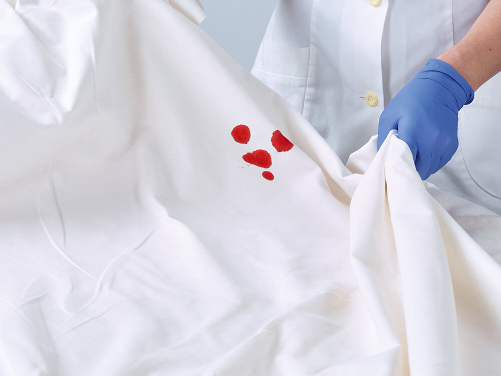 Verschüttetes Blut auf der Einstreu