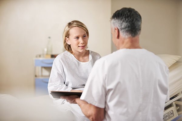 Patient Junge mit Kinderschwester auf Station