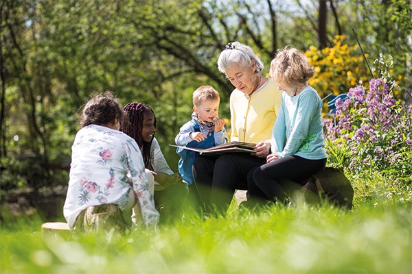 Niereninsuffizienz-Patientin mit Anämie liest im Garten
