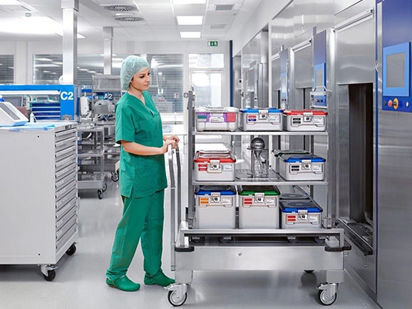AEMP-Managerin mit Sterilcontainern