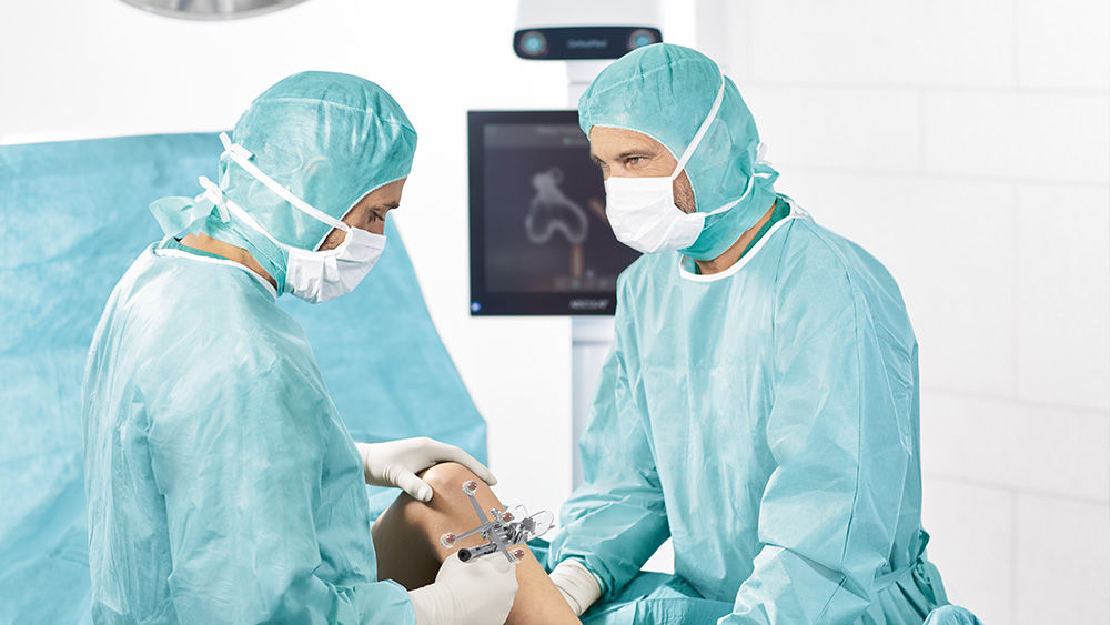 Zwei Chirurgen mit OrthoPilot® Elite Navigationsunterstützung im OP