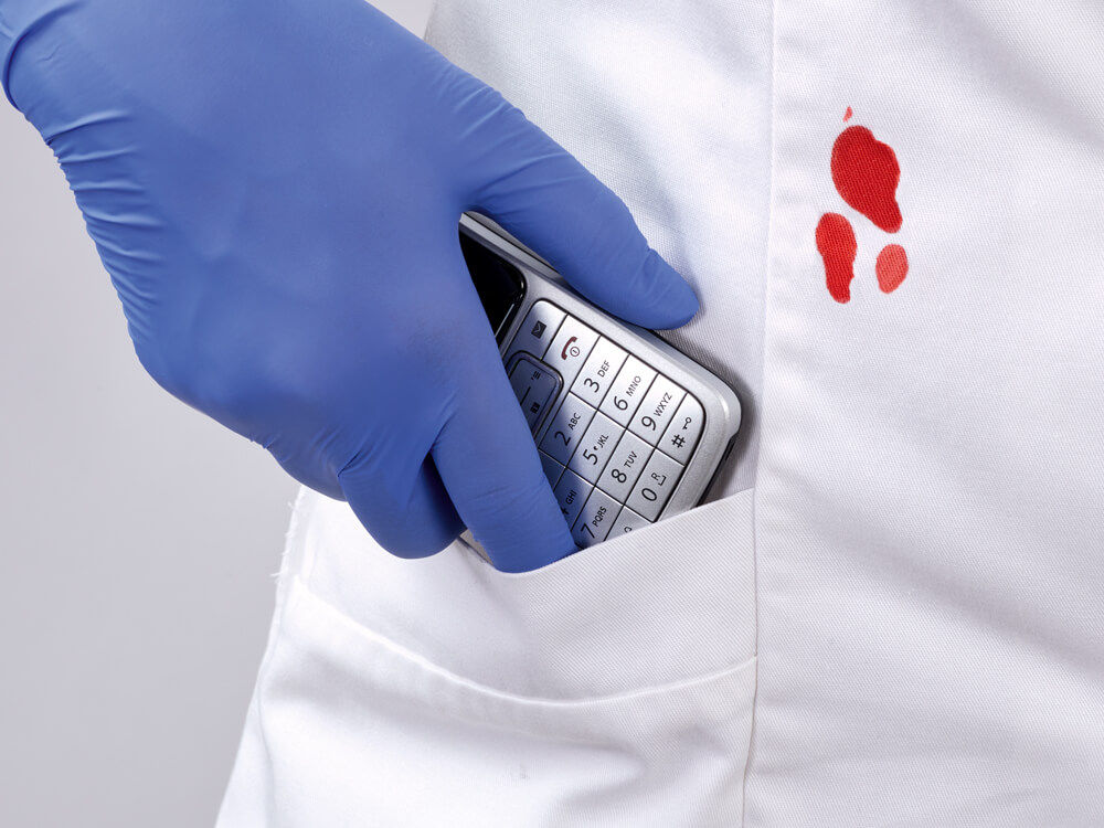 Verschüttetes Blut auf Kleidung