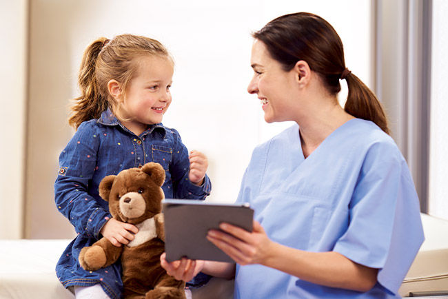 Kinderschwester mit Patient